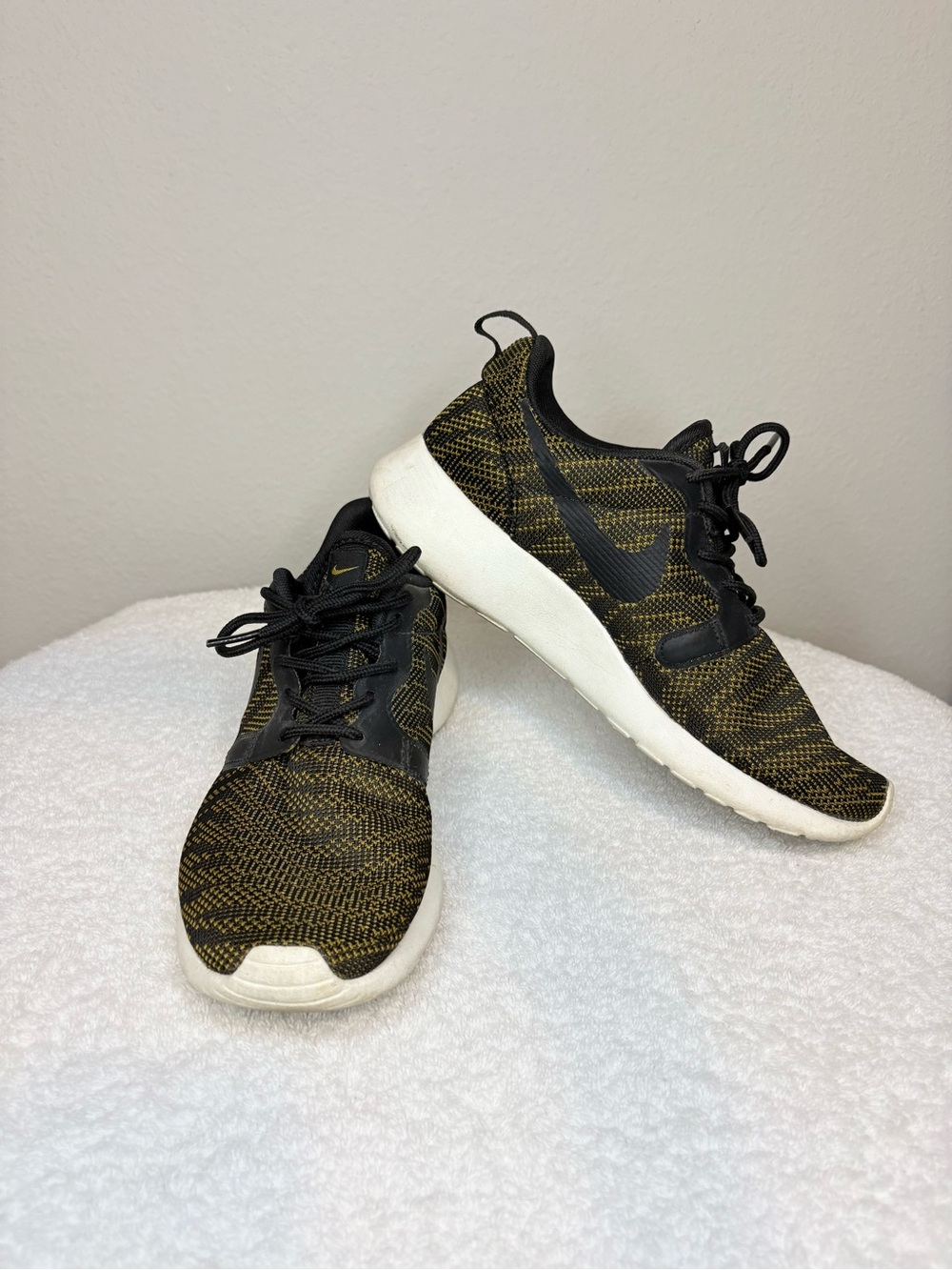 NIKE Roshe Black and Yellow Sneakers